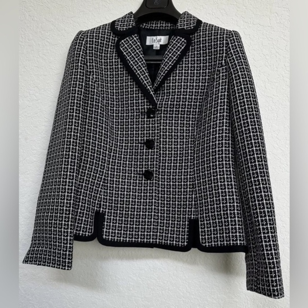 Le Suit black and white houndstooth jacket skirt suit. Size 4